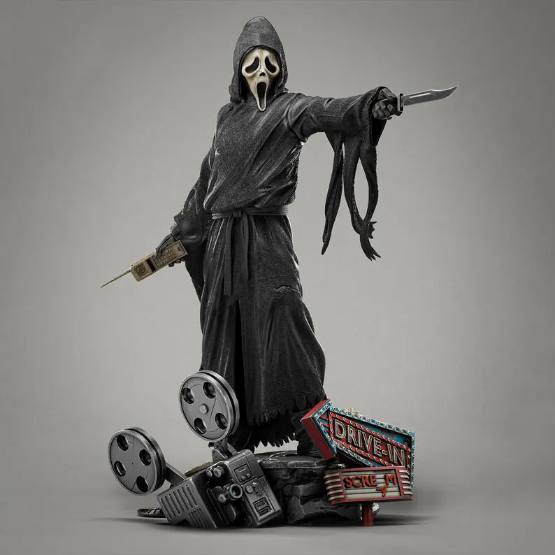 Figurine Ghostface de Scream imprimée en résine 3D, portant sa robe noire et son masque iconique, avec couteau et téléphone sur un socle inspiré du film d’horreur culte.