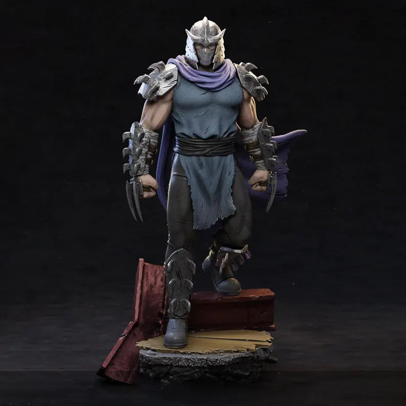 Figurine Shredder des Tortues Ninja imprimée en résine 3D, portant son armure métallique emblématique avec griffes acérées et cape violette, sur un socle inspiré de l'univers TMNT.