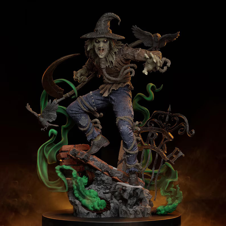 Figurine d'épouvantail démoniaque imprimée en résine 3D, armé d'une faux et entouré de corbeaux noirs avec effets d'énergie verte sur un socle dark fantasy inspiré d'un cimetière hanté.