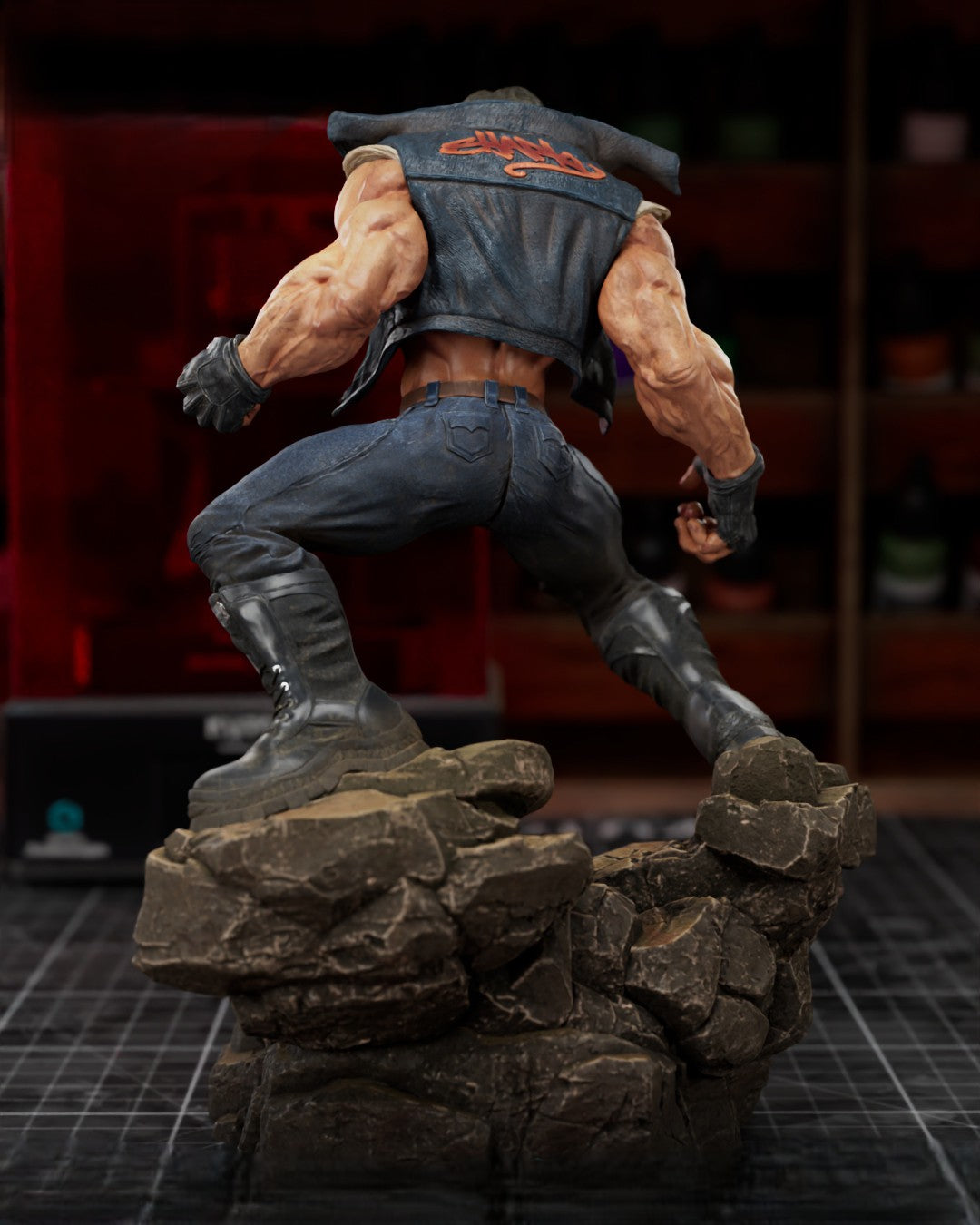 Vue arrière de la figurine guerrier cyborg avec gilet sombre et socle de rochers, impression résine 3D
