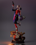 Figurine Harley Quinn de DC Comics en tenue rouge et noire avec pistolet et socle décoratif