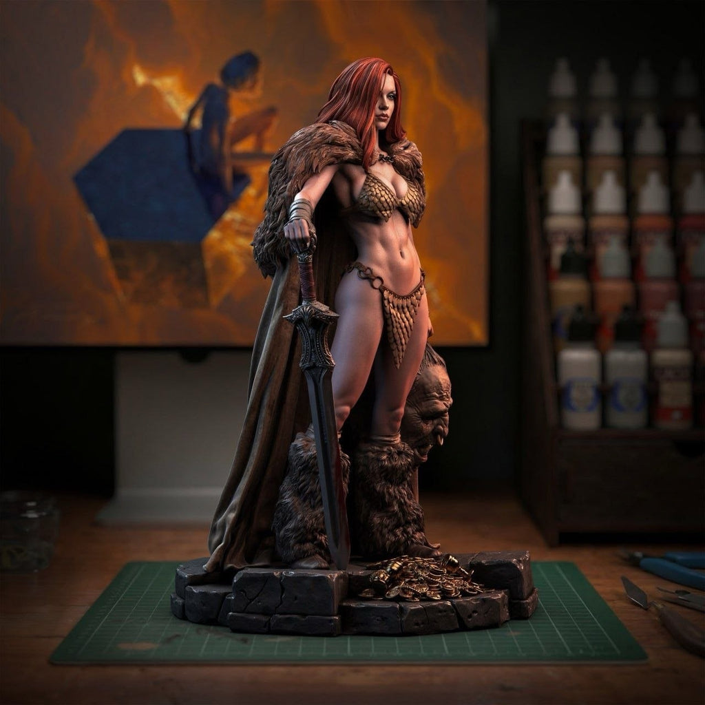 Figurine Red Sonja, héroïne fantasy aux cheveux roux avec épée, cape en fourrure et socle décoré