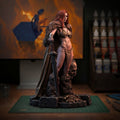 Figurine Red Sonja, héroïne fantasy aux cheveux roux avec épée, cape en fourrure et socle décoré