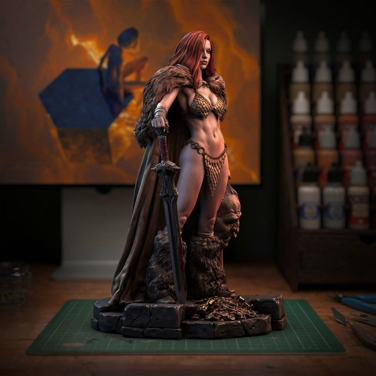 Figurine Red Sonja, héroïne fantasy aux cheveux roux avec épée, cape en fourrure et socle décoré