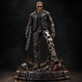 Figurine Terminator T-800 en veste noire avec bras et jambe mécaniques sur socle futuriste