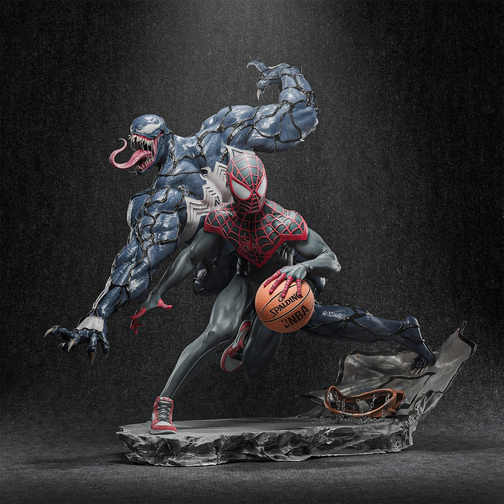 Statue Venom et Spider-Man Miles Morales – vue complète sur socle