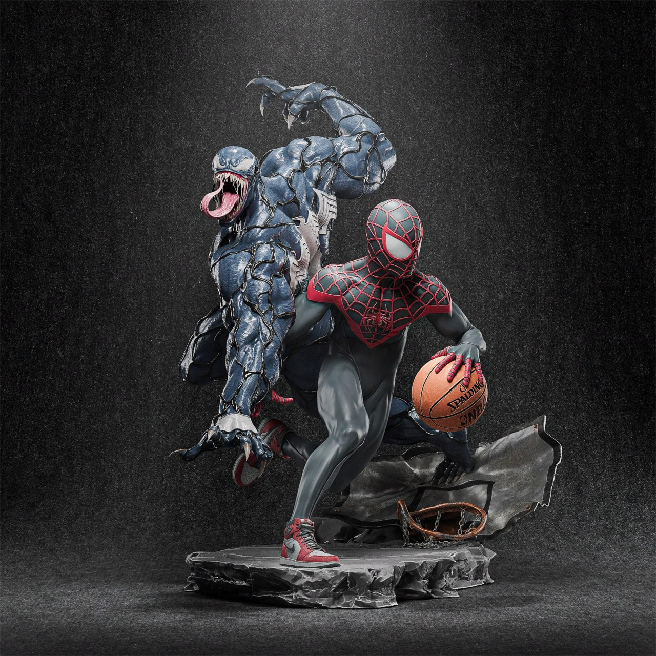 Statue Venom et Spider-Man Miles Morales – vue latérale